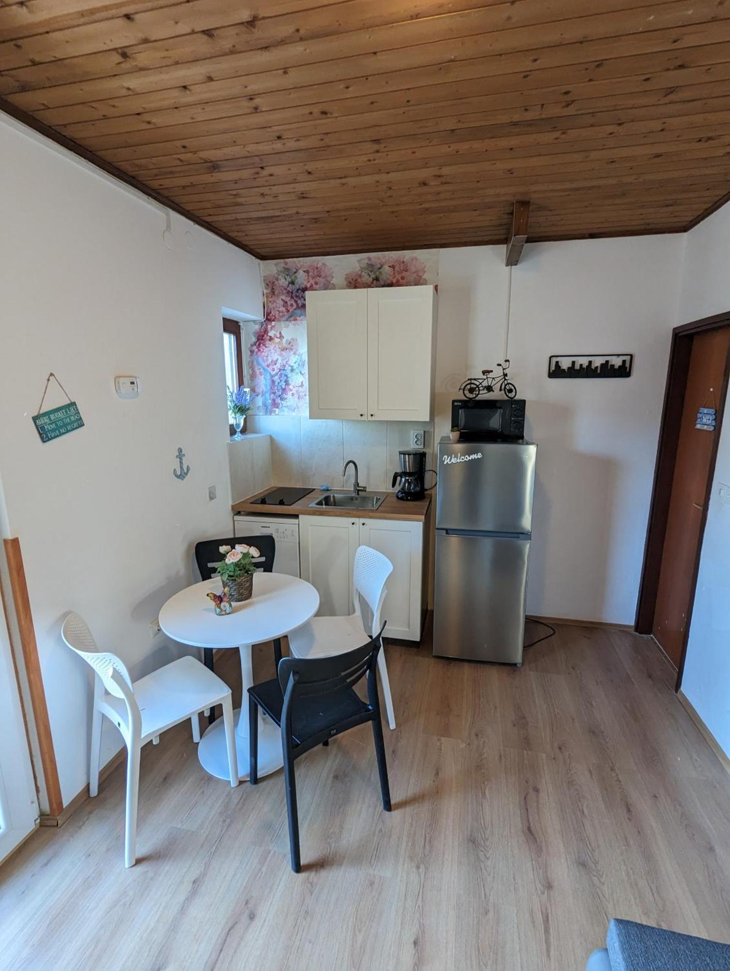 Zeezicht Appartement 50M From Beach Srima Eksteriør billede